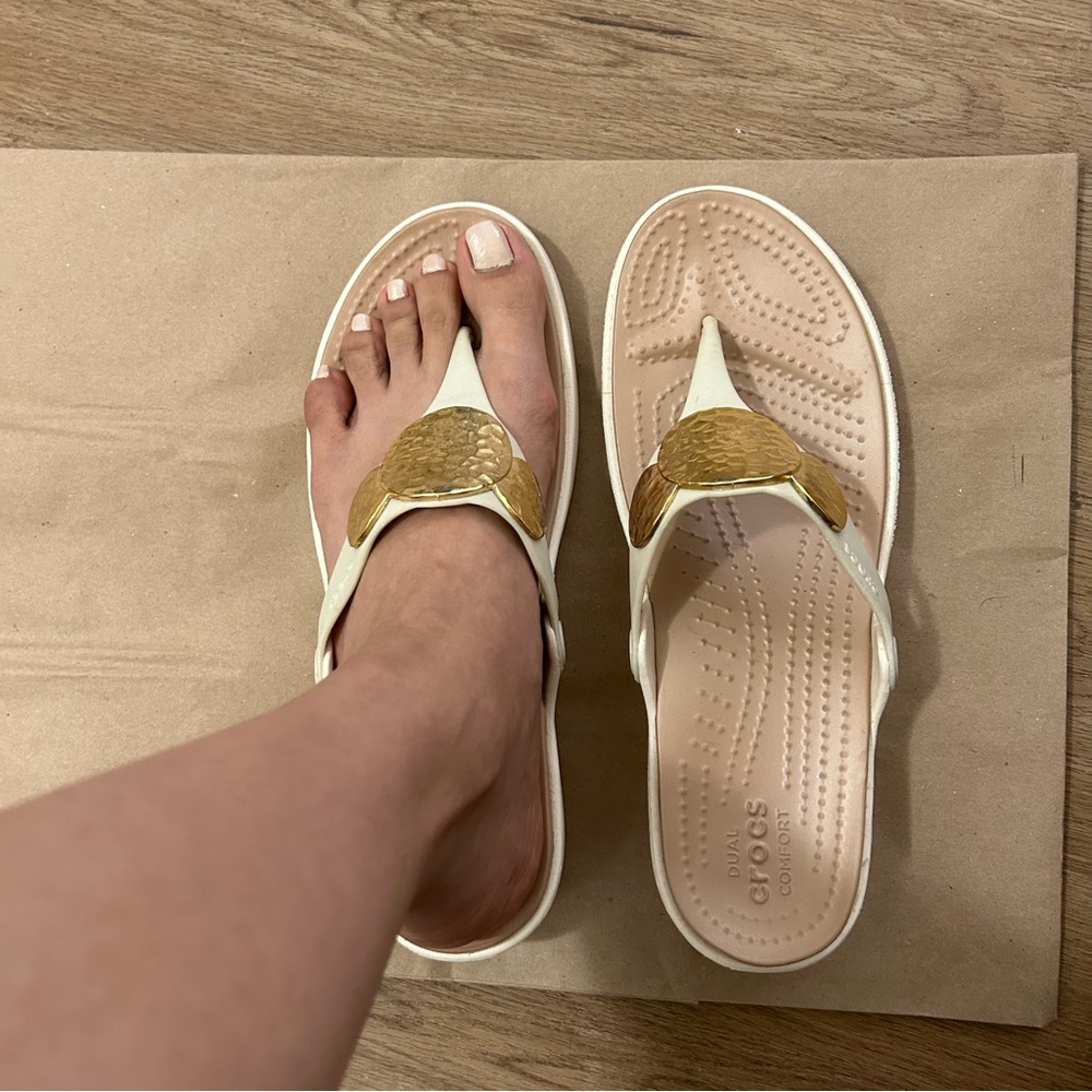 CROCS Sanrah Circle White Embellished Gold Flip Flops slippers sandals size US 8